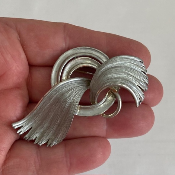 LISNER Signed Vintage Brushed Silver Tone Round Bow Open Work Brooch - Picture 2 of 6